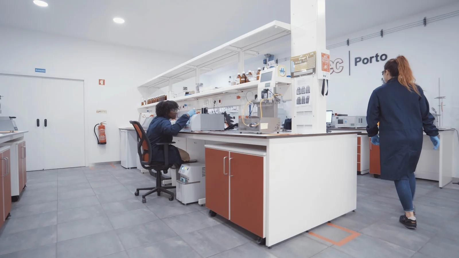 Plano geral do laboratório da AmSpec, com a equipa em atividade