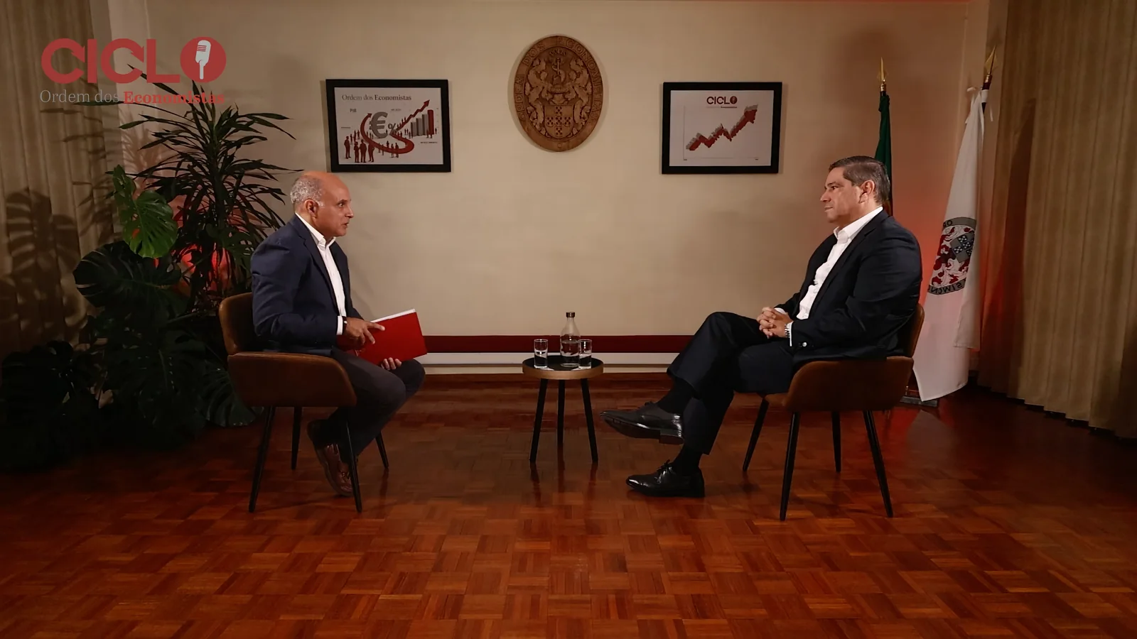Plano geral da entrevista a Mário Ferreira, num cenário de entrevista