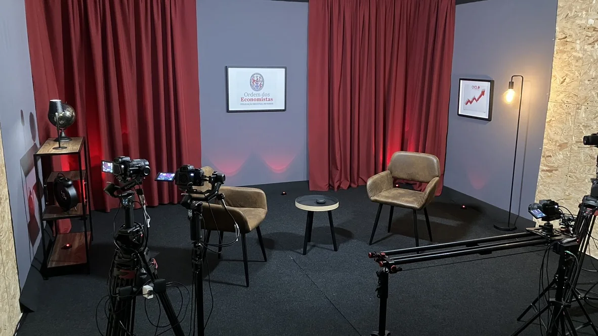 Bastidores com câmaras, estabilizadores e slider no cenário de Ciclo