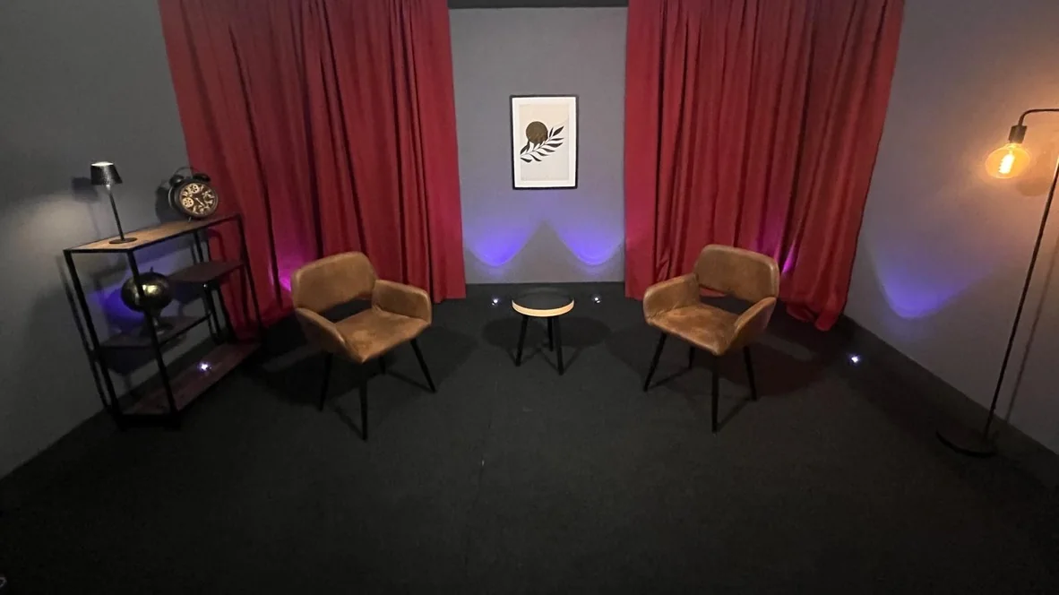 Cenário de Ciclo com poltronas, cortinas e iluminação