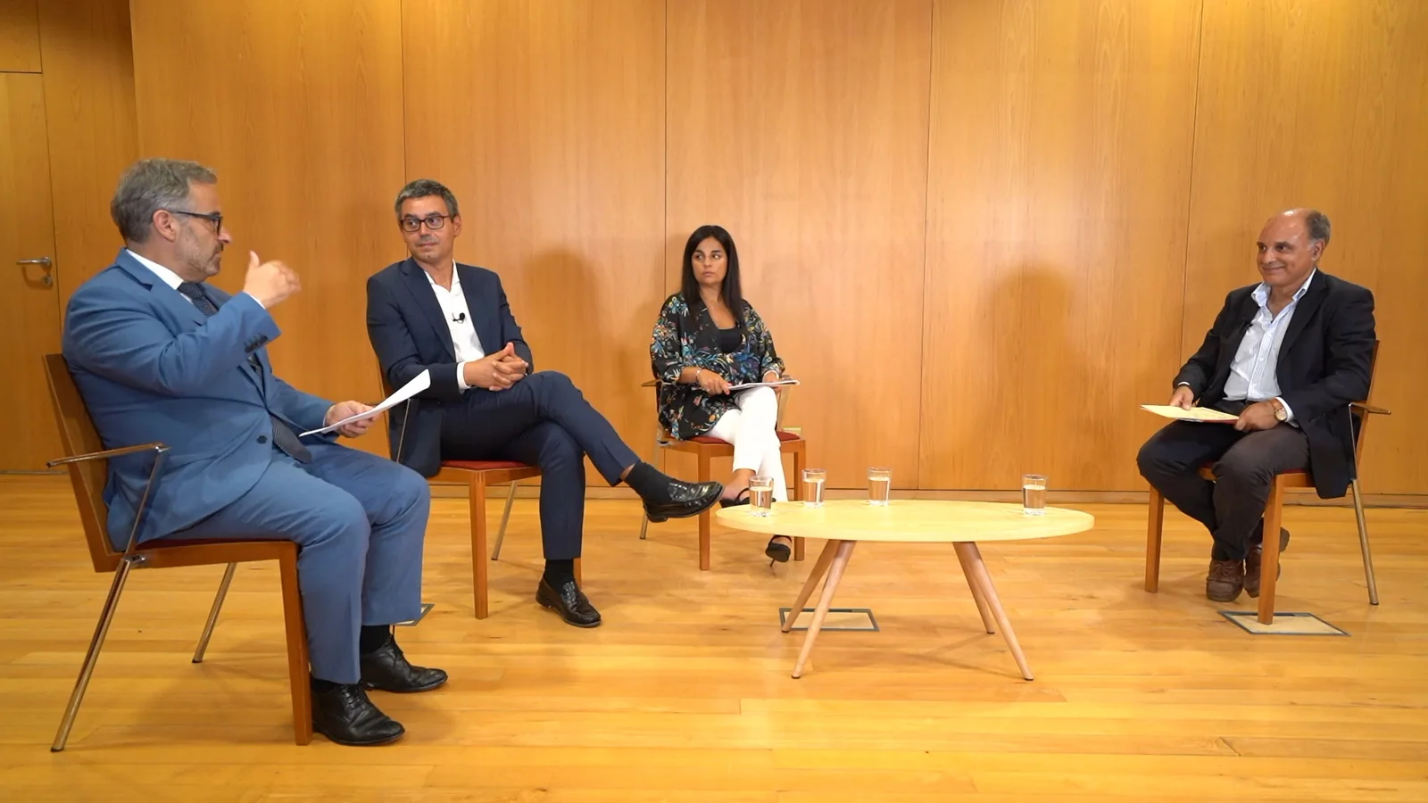 Plano geral do painel completo na segunda transmissão, com quatro intervenientes