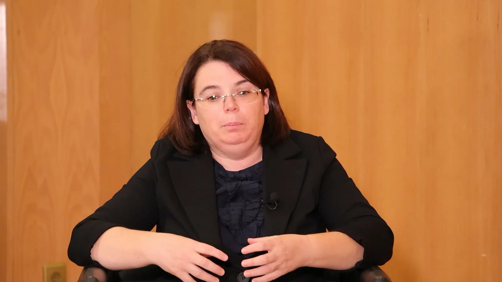 Plano próximo de uma interveniente durante a terceira transmissão