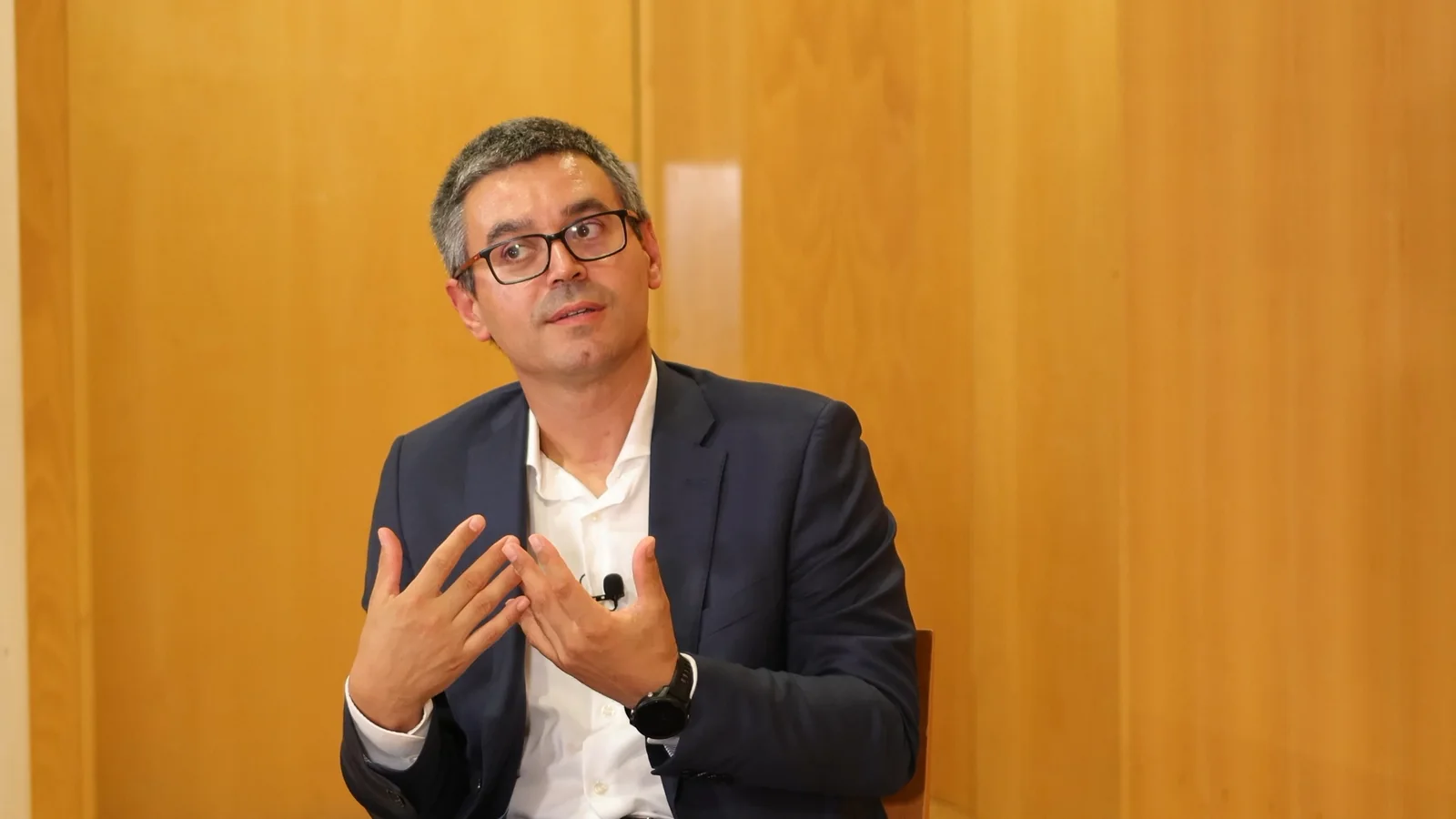 Plano próximo de outro orador da segunda transmissão