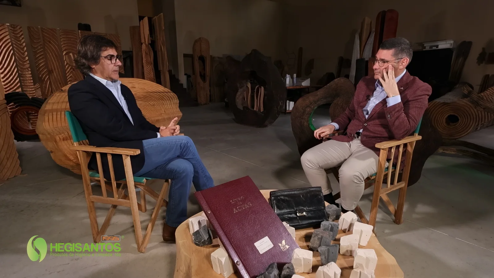 Plano geral da entrevista comemorativa, com os dois intervenientes no cenário da gravação