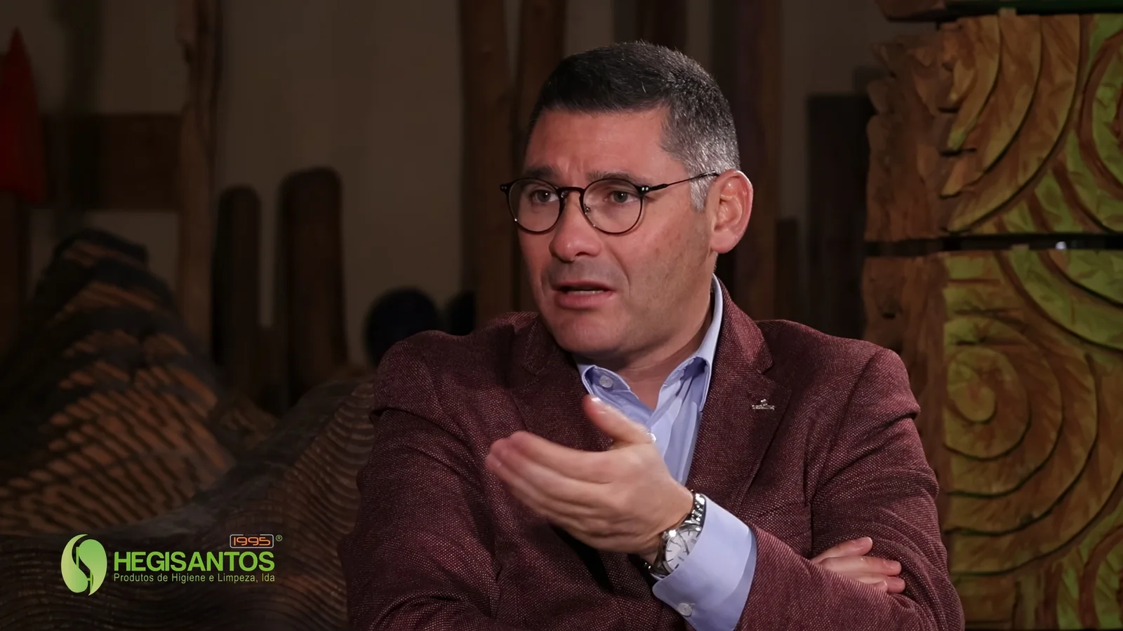 Plano próximo de uma intervenção durante a entrevista