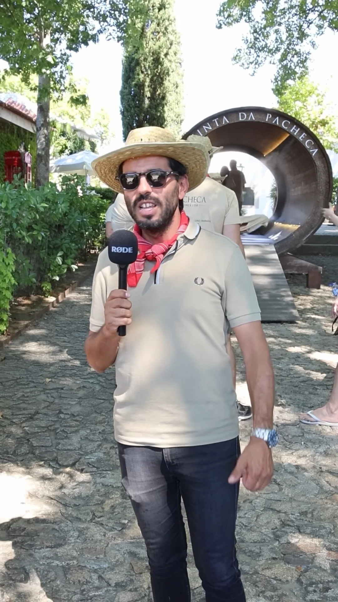Apresentação em direto no exterior, junto ao marco Quinta da Pacheca